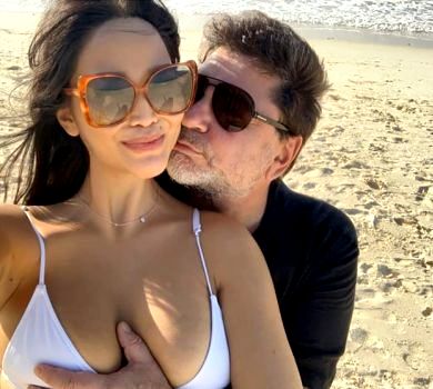 Іще той пустун: 58-річний Цекало взявся за цицю молодої дружини. ФОТО 