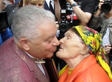 Кравчук, Шуфрич і баба Параска на ювілеї у Вороніна