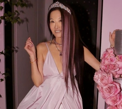 Зухвалі міні, розе та караоке: як вічноюна Вера Вонг 73-річчя святкувала