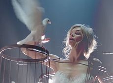 Брежнєва у пір'ї обвішалася голубами та заспівала англійською. ВІДЕО