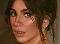 Лорак у кліпі про зраду полежала з голим стегном на розтрощеному авто 