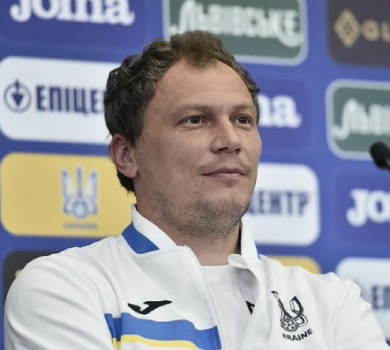 Гроші підуть на допомогу маріупольцям: Пятов виставив на аукціон футболку з автографами гравців EURO-2020