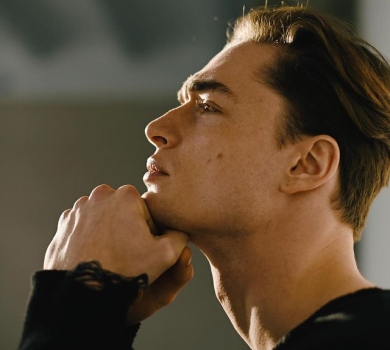 Ніби вмерла частина мене: танцівник Назар Грабар показав свій знищений окупантами дім у Бучі