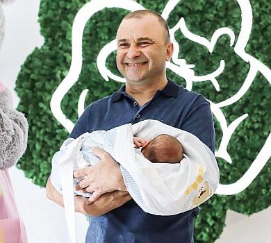 Михайло Вікторович: Павлік і Репяхова отримали свідоцтво про народження сина