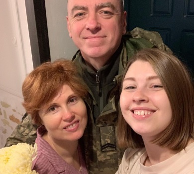 Засмучена Гапчинська показала чоловіка-захисника і розказала, коли зможе з ним побачитись