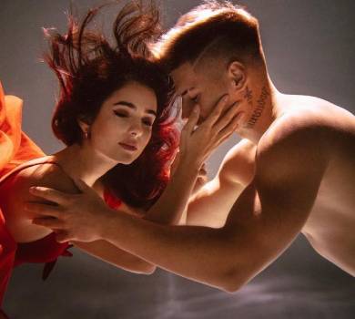 Трінчер вразила підводною зйомкою з нареченим