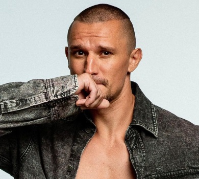 Цимбалюк заінтригував поцілунком із новою дівчиною. ФОТО