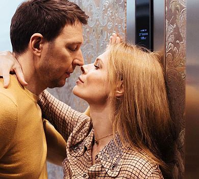 Фреймут поспокушала чоловіка у готельному ліфті. ФОТО 