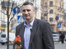 Кличко згадав, як вітав маму з 8 березня, і роздав жінкам тістечок. ВІДЕО