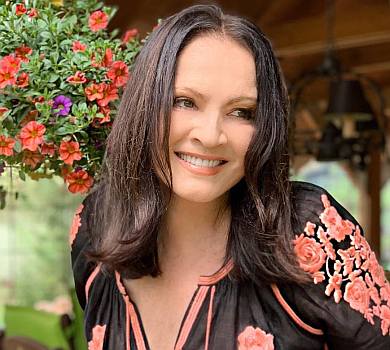 Багаторівневий котедж та суцільна хвоя: оселю Ротару під Києвом показали з неба