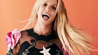 Королева танцю: Спірз у шортиках і топі показала, як зламала ногу. ВІДЕО