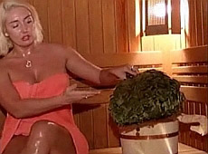 Напівгола Розинська пішла до лазні з камерою. ВІДЕО