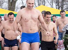 Кличко в синіх трусах скупався у Дніпрі разом з підлеглими. ВІДЕО