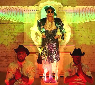 Ти що, очманів? У мене чоловік Захур: як Камалію в новому кліпі м'язисті ковбої клеїли