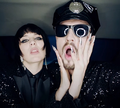 MARUV у новому кліпі влаштувала танці в келиху та посвітила грудьми в сіточці