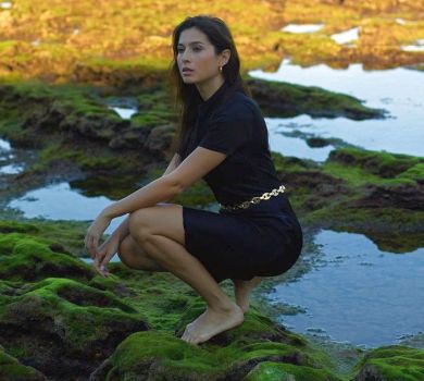 Боса в морі, на скелі та моху: ексдружина Ярославського попозувала в різних луках на французькому узбережжі