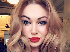 Екс-помічниця депутата від Ляшка тицьнула фак журналісту в Раді. ФОТО 