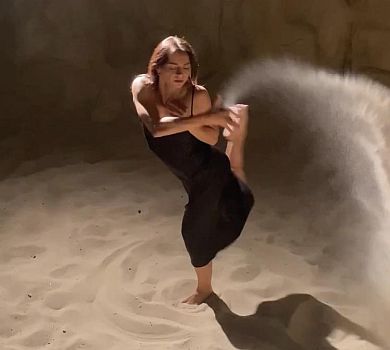 Гвоздьова в сукні-комбінації зачарувала пристрасним танцем у піску. ВІДЕО