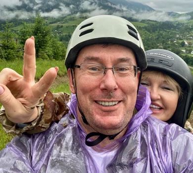 Луценко та його жінка в мілітарі покаталися на квадроциклах офігенними Карпатами