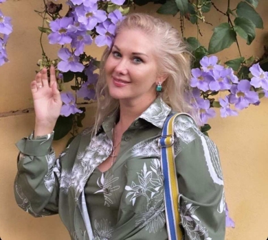 Бужинська в пляжному луці показалася на тлі канарських краєвидів