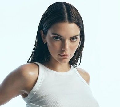 Покажися лікарю: Кендалл Дженнер у крихітному бікіні висміюють за фотошоп