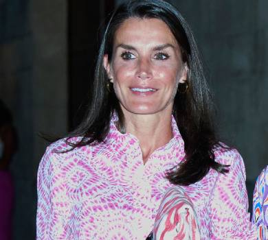 Королева Летісія на відпочинку посвітила ніжками в мінісукні за $40