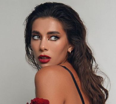 Неплях у напівпрозорому бодістокінгу влаштувала звабливі танці на підлозі. ВІДЕО