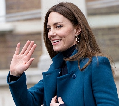 Улюблене пальто, кофтинка Zara і сережки до $10: лук Міддлтон для походу до музею