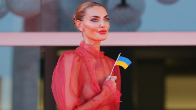 Байкова на кінофесті вигуляла прозору сукню українського бренду і пояснила, чому обрала червоний