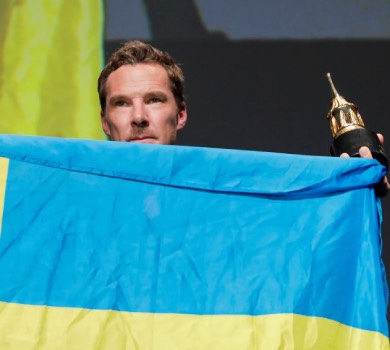 Камбербетч розгорнув прапор України на сцені кінофестивалю в Санта-Барбарі. ВІДЕО