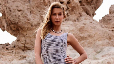 Tayanna в сітці повигиналася на скелях серед пустелі. ФОТО