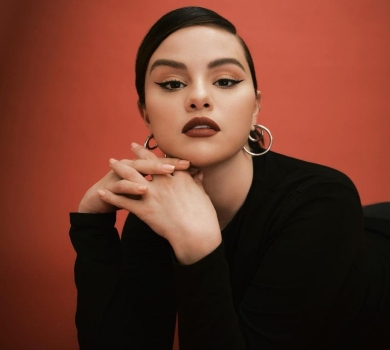 Селена Гомес у соцмережі засвітила апетитне декольте і личко без мейкапу