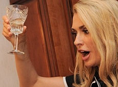 Сумська пила шампанське, а її донька мила ляльку в чарці