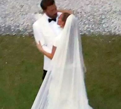 Сукня зі шлейфом, 6-метровий вельон та всі гості в білому: перші фото з весілля Лопес і Аффлека