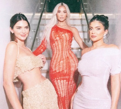 Кардашян у рваній сукні потусила на яхті разом із сестрами