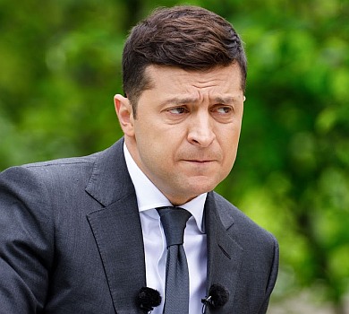 Стілець досі сушать: переляк Зеленського в Маріуполі розсмішив мережу. ВІДЕО