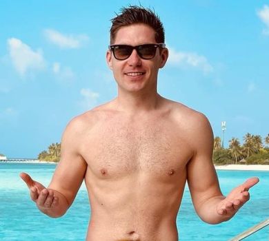 Голий Остапчук на Мальдівах показав пухнастий фрукт