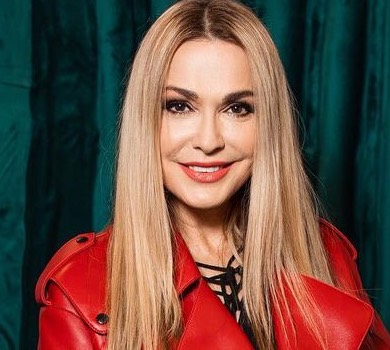 Танці, співи та ретро-іграшки: Сумська з чоловіком та донькою показали підготовку до свята. ВІДЕО