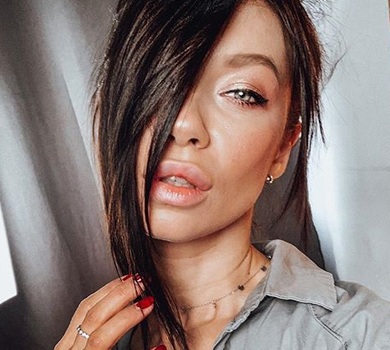 Логунова у В’єтнамі посиділа в бікіні на гойдалці та показалася з дочкою під душем