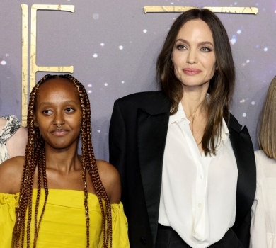 Мама студентки: Джолі гайнула в танок та оголосила, куди вступила 17-річна Захара