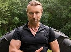 Винник у чорному напнув м’язи та потренував силу волі з колесом 