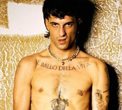 Голий та брутальний соліст Maneskin прикрив м’ячем найцікавіше. ФОТО