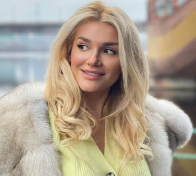 Екс-ВІА Гра Романова приїхала в Київ і попозувала в яскравій сексі-кофтинці