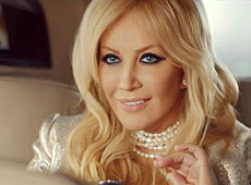 Повалій із кущем на грудях заспівала про сукню та адюльтер. ФОТО