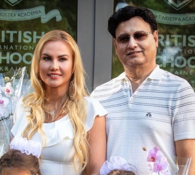 Камалія на шпильках та в хутрі погодувала з доньками голубів у Києві