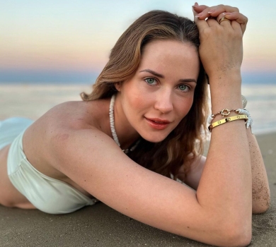 Денисенко в Туреччині попозувала у купальнику не чоловіку та взялася відстоювати борщ