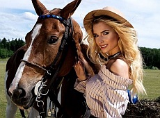 Екс-ВІА Гра Котова у жокейських чоботах вийшла в поле з конем. ФОТО