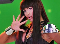 Лорак роздяглася і позбулася волосся, а потім натягла перуку