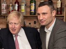 Британський міністр зводив Кличка на сніданок до київської піцерії. ФОТО