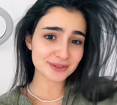 Трінчер у ліжку із нареченим покривлялася на камеру. ФОТО